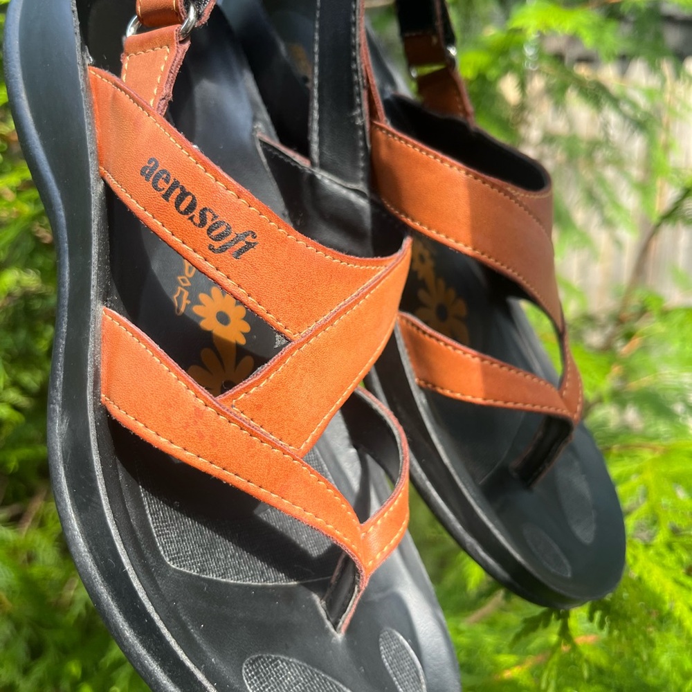 AEROSOLES Black & Orange Sandals Size 39 NWOT